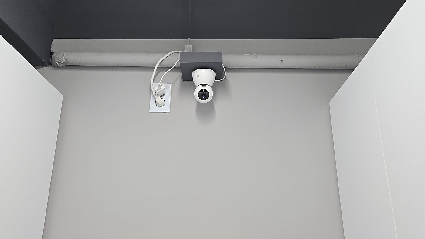 창고 통로 천장에 설치된 CCTV 카메라