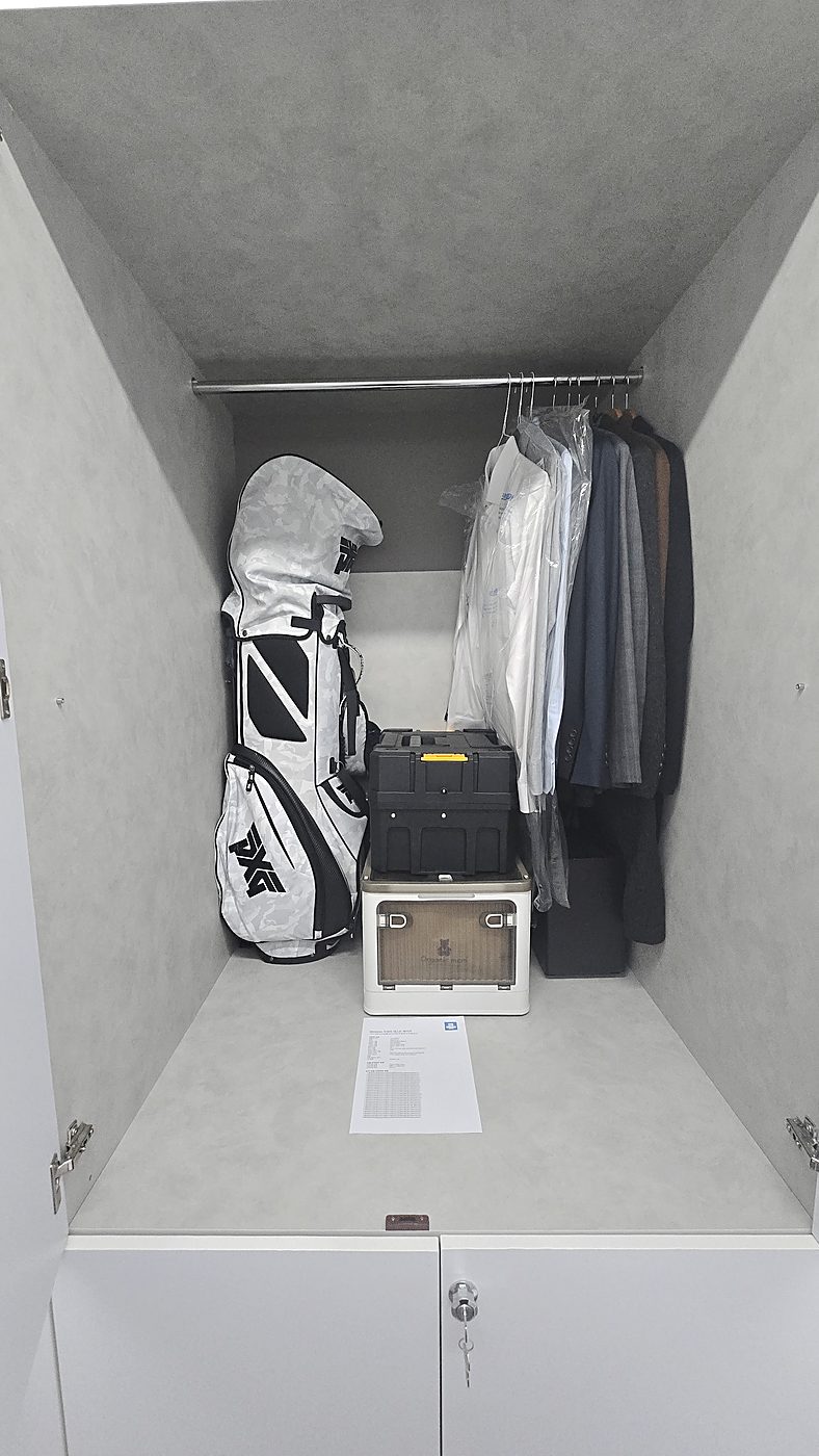 S1 유닛(100×100×100cm)에 롱코트·정장·셔츠·골프백·데스크탑 PC·리빙박스·공구박스를 넣고 A4 용지와 함께 촬영한 예시