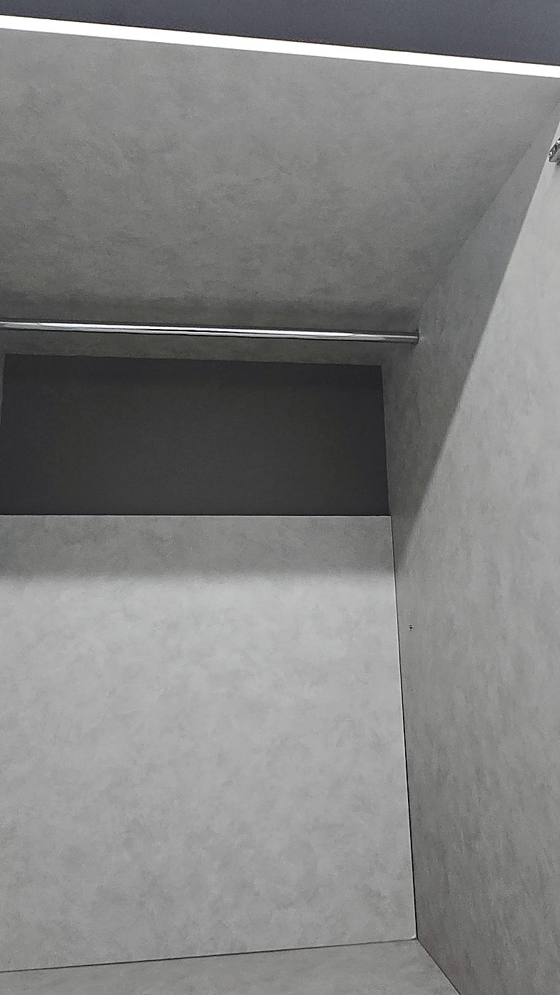 문을 연 셀프스토리지 유닛 내부 — 상단에 옷걸이봉이 설치되어 있다